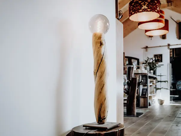 Noble lámpara de pie de diseño en madera con luz suave de Stammdesign