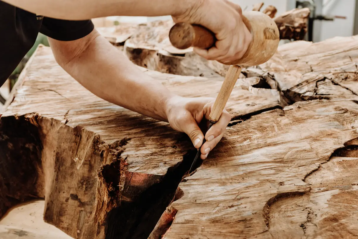 Carpintero trabajando la madera con herramientas manuales clásicas