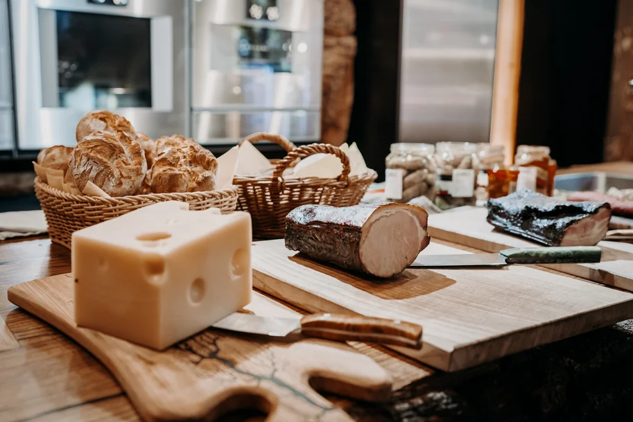 Beautifully arranged snack with cheese, ham, and bread