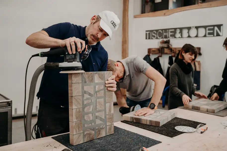 Lerne Epoxidharz-Holzarbeiten im Handwerkskurs bei Stammdesign in Perwang