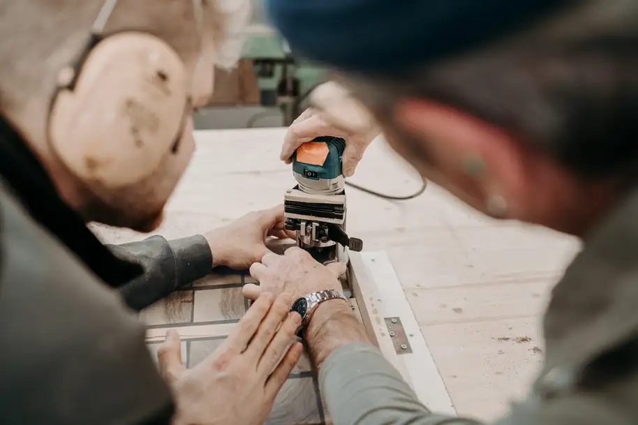 Lerne Epoxidharz-Holzarbeiten im Handwerkskurs bei Stammdesign in Perwang
