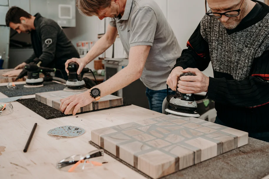 Wooden cutting board production in Perwang at Stammdesign