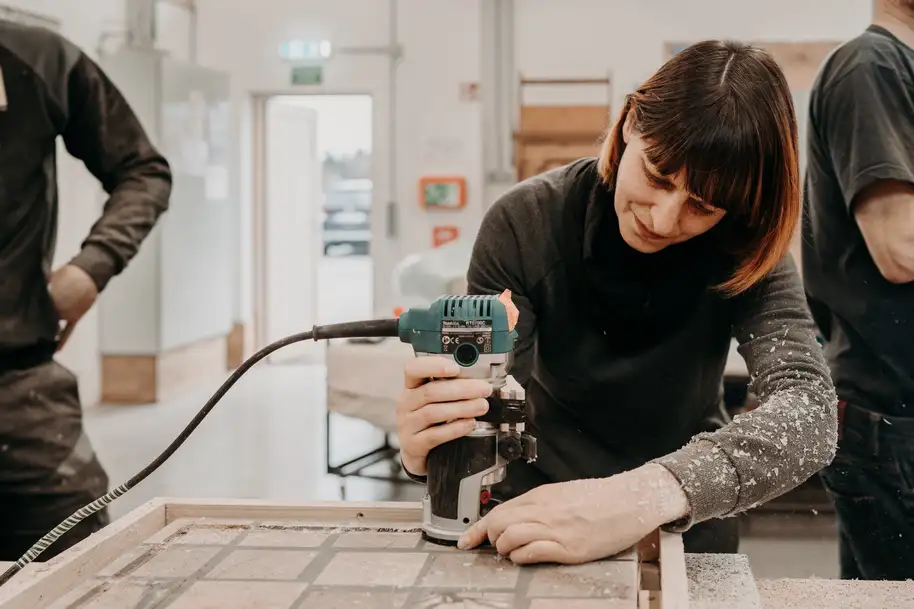 Lerne Epoxidharz-Holzarbeiten im Handwerkskurs bei Stammdesign in Perwang