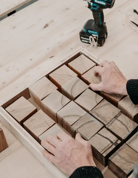 Taller en Stammdesign – Resina epoxi y madera convertidos en obras de arte funcionales