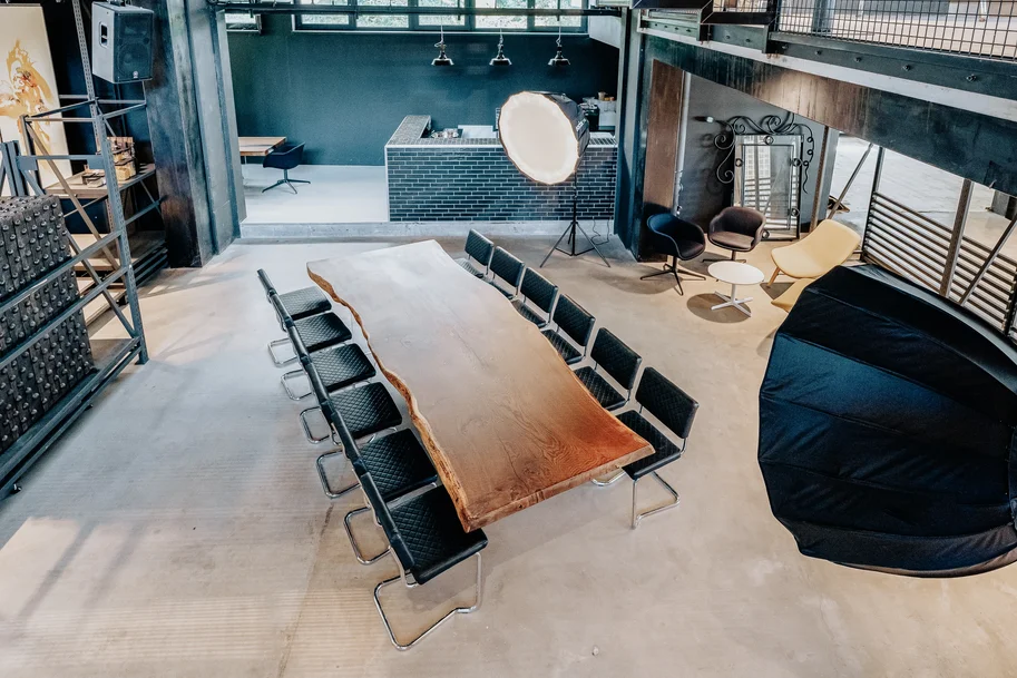 Designer Restaurant-Tisch aus einem Baumstamm mit exklusivem Naturholz-Finish und stabilen Glasbeinen