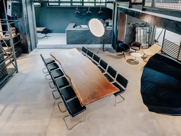 Tavolo da ristorante designer in tronco d'albero con finitura in legno naturale esclusiva e gambe in vetro resistenti.