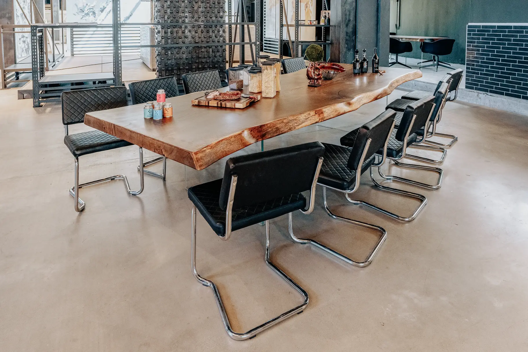 Designer Restaurant-Tisch aus einem Baumstamm mit exklusivem Naturholz-Finish und stabilen Glasbeinen