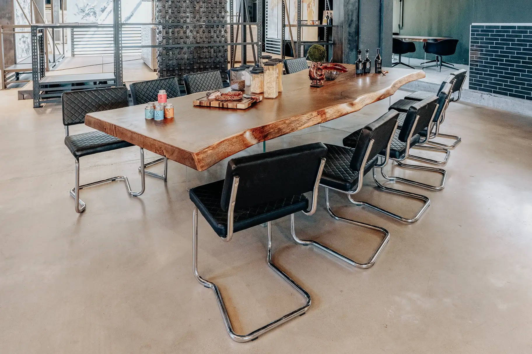 Tavolo da ristorante designer in tronco d'albero con finitura in legno naturale esclusiva e gambe in vetro resistenti.