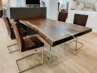 Moderner Esstisch mit natürlicher Baumkante aus einem Nuss-Baumstamm von Stammdesign