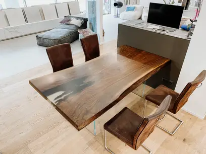 Moderner Esstisch mit natürlicher Baumkante aus einem Nuss-Baumstamm von Stammdesign