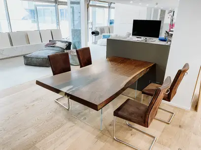 Moderner Esstisch mit natürlicher Baumkante aus einem Nuss-Baumstamm von Stammdesign