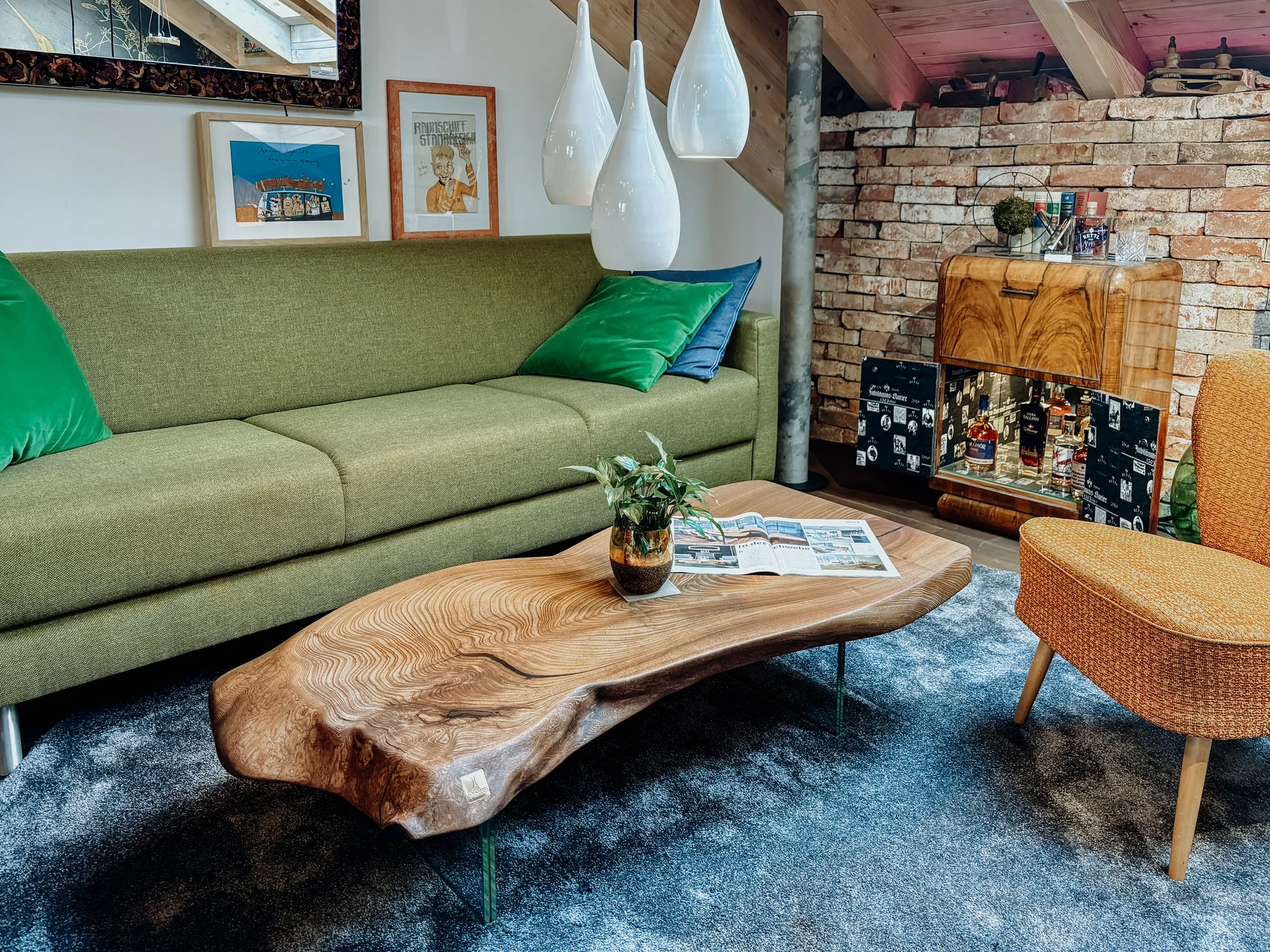 Exklusiver Couchtisch aus Ulme handgefertigt aus einem Baumstamm mit eleganter Maserung von Stammdesign