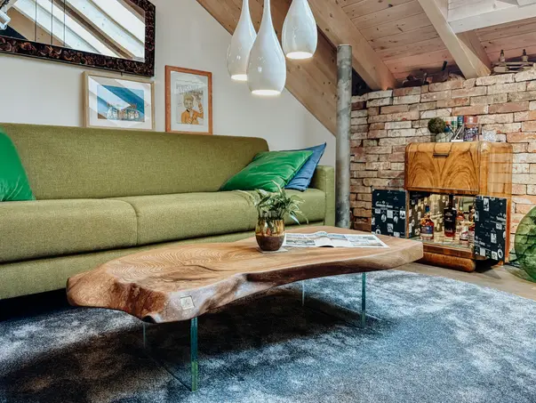 Exclusiva mesa de café de olmo, hecha a mano de un tronco de árbol con vetas elegantes de Stammdesign.