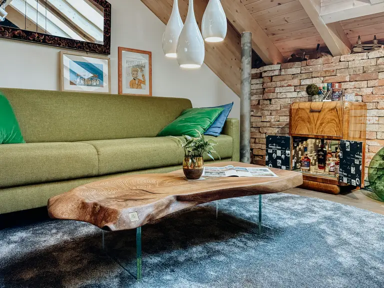 Tavolino da caffè esclusivo in olmo, realizzato a mano da un tronco d'albero con venature eleganti di Stammdesign.