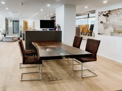 Moderner Esstisch mit natürlicher Baumkante aus einem Nuss-Baumstamm von Stammdesign