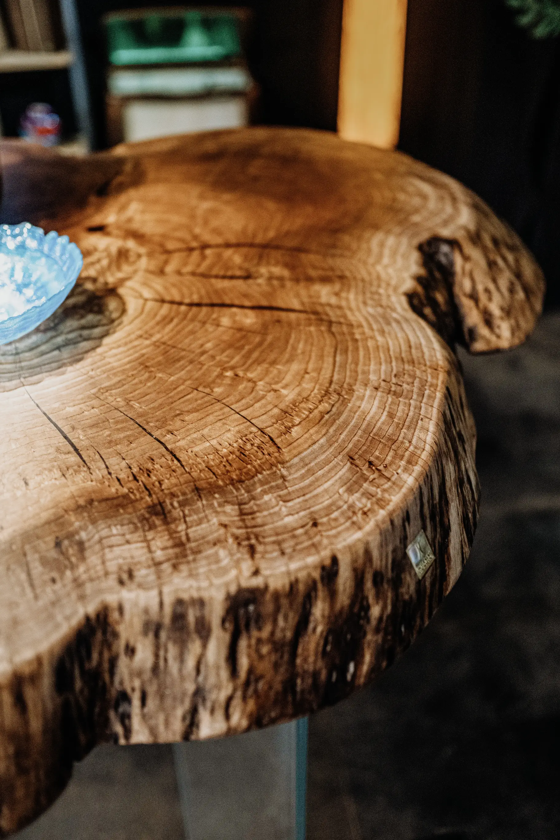 Tavolo alto artigianale realizzato con un tronco di olmo per il settore della ristorazione da Stammdesign.