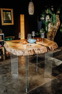 Table haute artisanale à partir d'un tronc d'orme pour la restauration par Stammdesign.