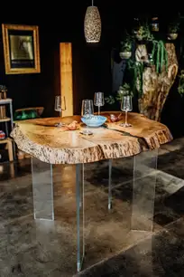 Mesa alta artesanal hecha de un tronco de olmo para la industria de la hostelería de Stammdesign.