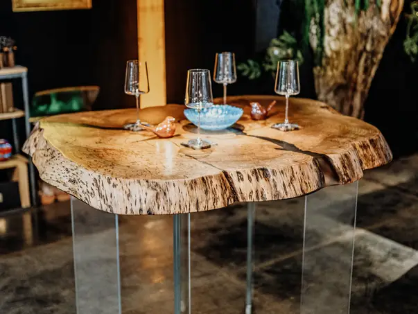 Handgefertigter Stehtisch aus einem Ulmen-Baumstamm für Gastronomie von Stammdesign