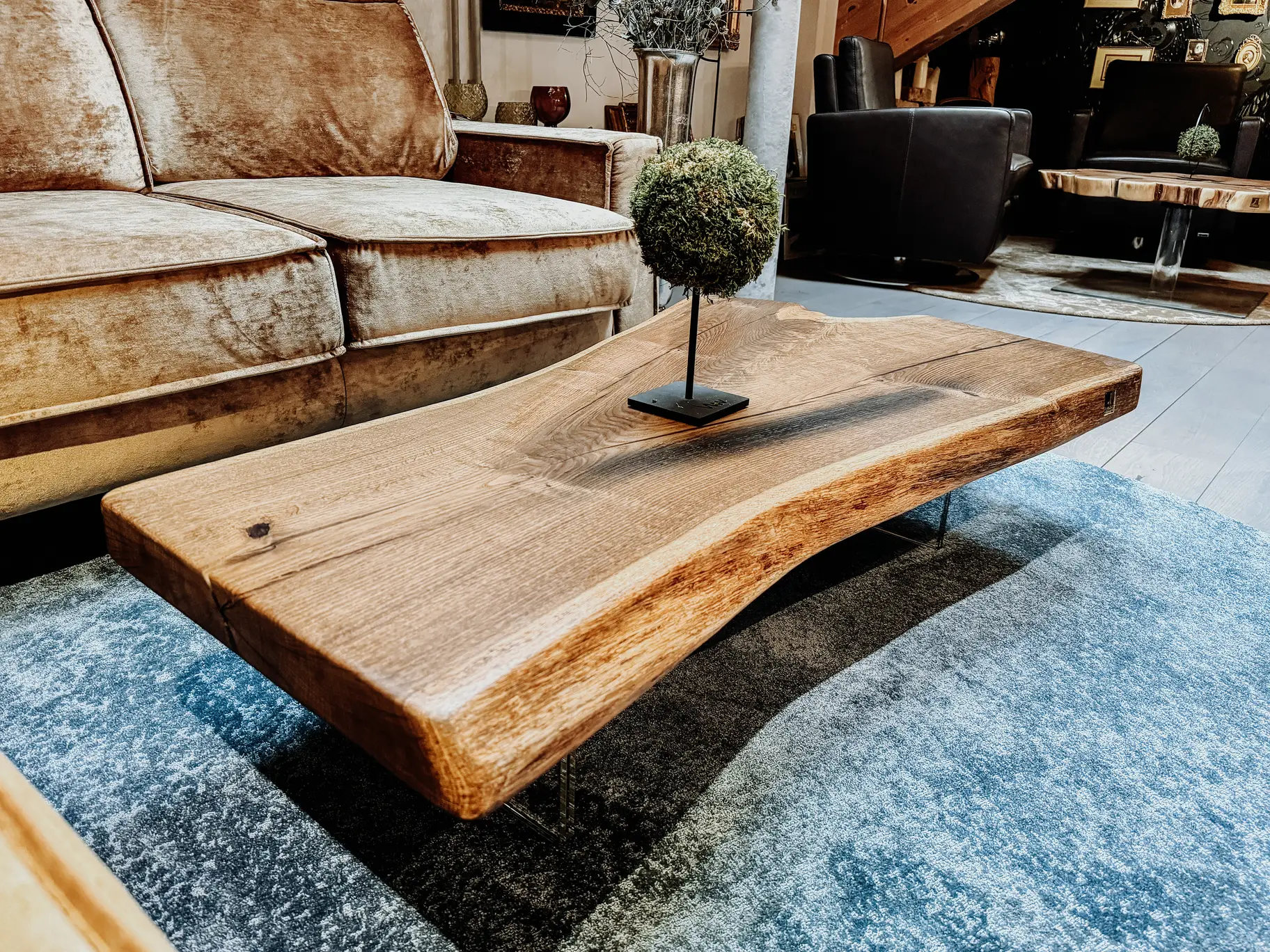 Tavolino da caffè di design di Stammdesign realizzato con un tronco d'albero e venature eleganti di quercia.