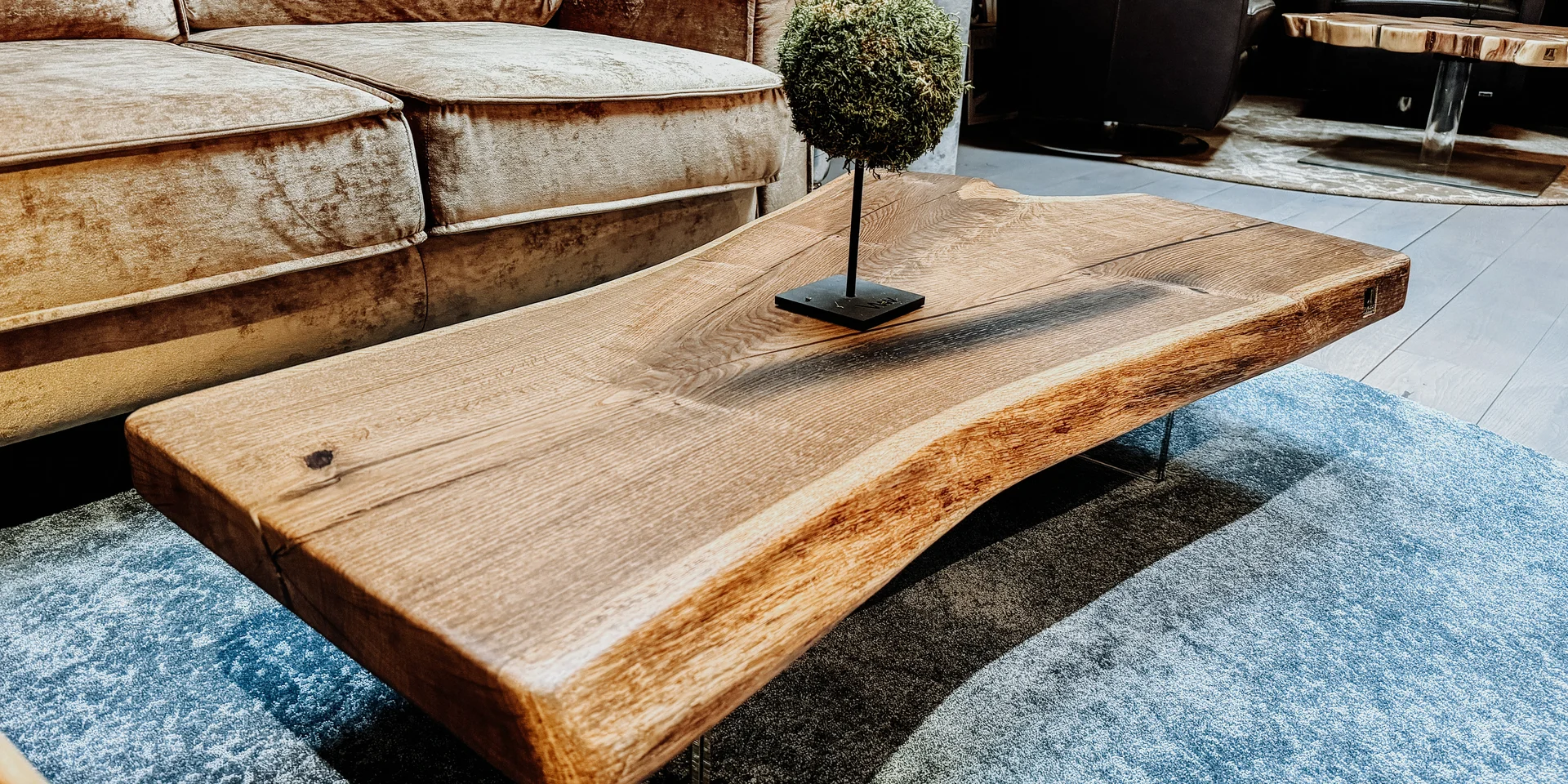 Mesa de café de diseño de Stammdesign hecha de tronco de árbol con vetas elegantes y tonos cálidos de roble.