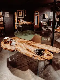 Escritorio de madera maciza de un tronco de árbol con vetas elegantes de Stammdesign, hecho de madera de olmo.