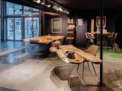 Bureau en bois massif d'un tronc d'arbre avec grain élégant de Stammdesign, fabriqué en bois d'orme.