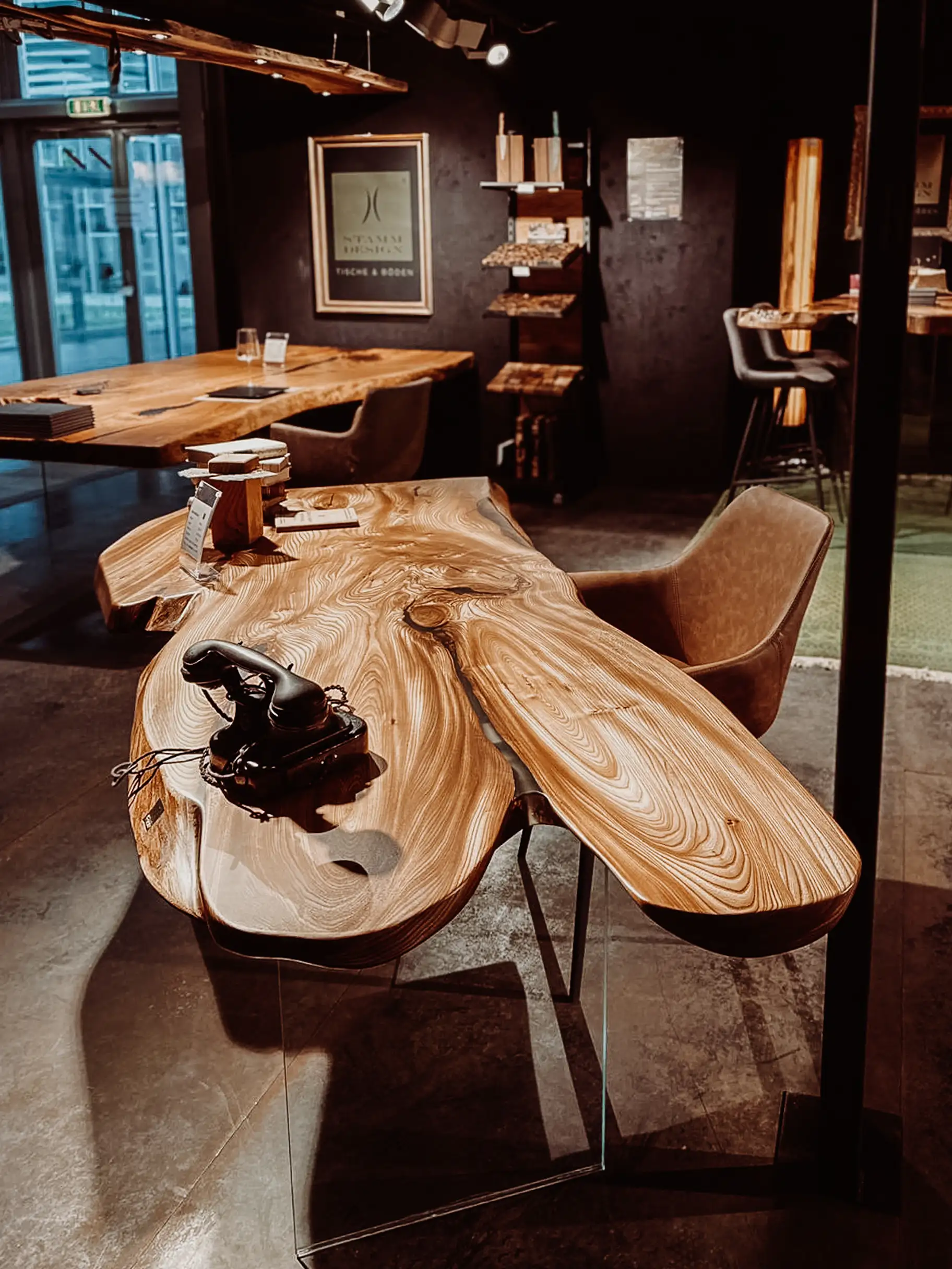 Massholz Schreibtisch aus einem Baumstamm mit eleganter Maserung von Stammdesign aus Ulmenholz