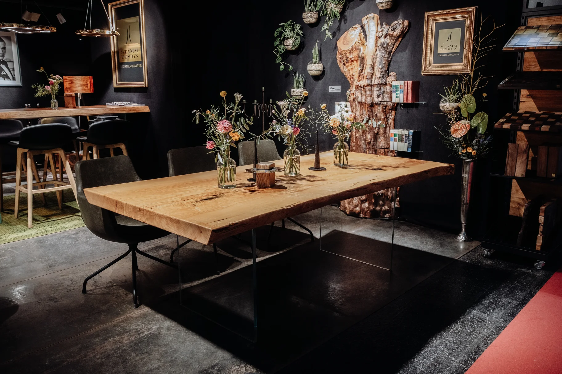 Handcrafted dining table from a tree stump by Stammdesign with natural edge made of ash wood.