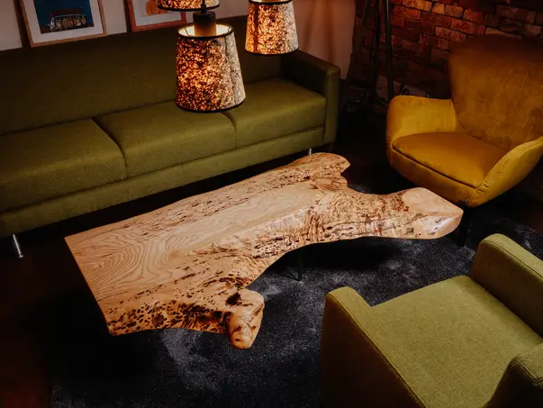 Mesa de café rústica con grano de madera natural de un tronco de árbol de fresno de Stammdesign.