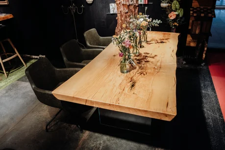 Tavolo da pranzo artigianale da un tronco d'albero di Stammdesign con bordo naturale in legno di frassino.
