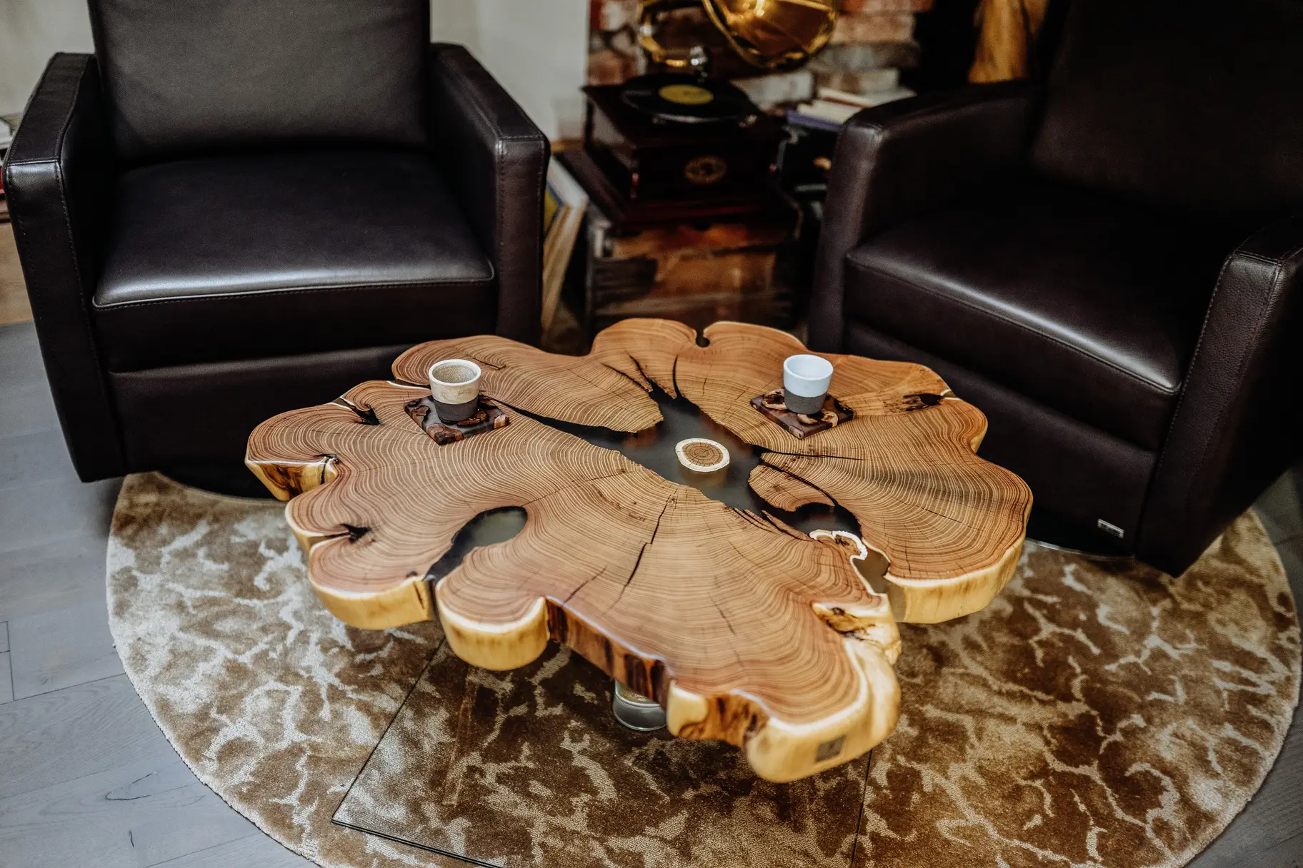 Exklusiver Designer Couchtisch mit edler Maserung aus einem Baumstamm und Epoxidharz von Stammdesign aus Robinie