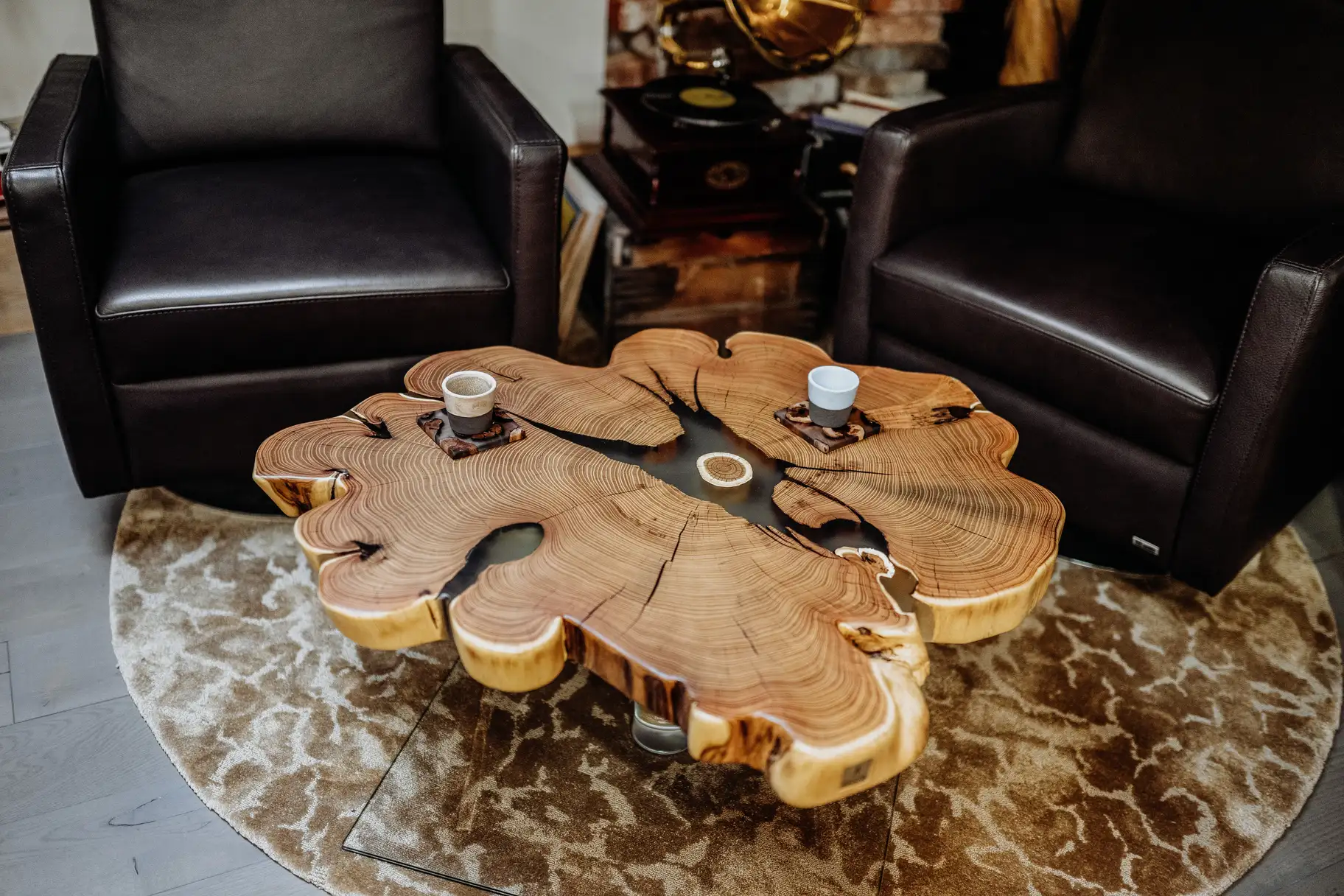 Exclusive designer coffee table with elegant grain from a tree stump and epoxy resin by Stammdesign from Robinia.
