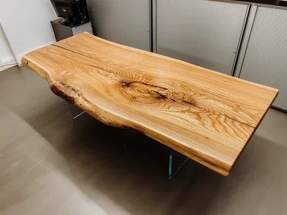 Scrivania artigianale con bella venatura da un tronco d'albero di Stammdesign in legno di frassino.