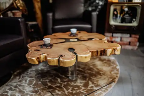 Exclusive designer coffee table with elegant grain from a tree stump and epoxy resin by Stammdesign from Robinia.