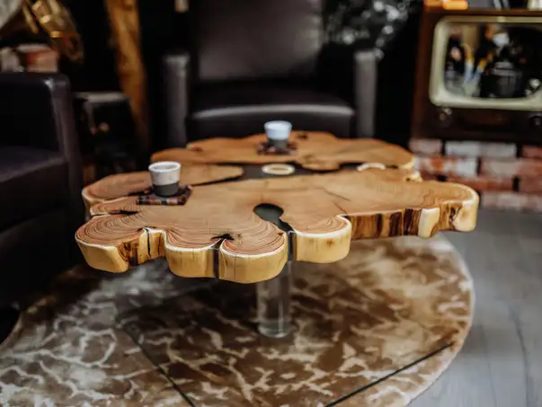Esclusivo tavolino da caffè con elegante venatura da un tronco d'albero e resina epossidica di Stammdesign da Robinia.