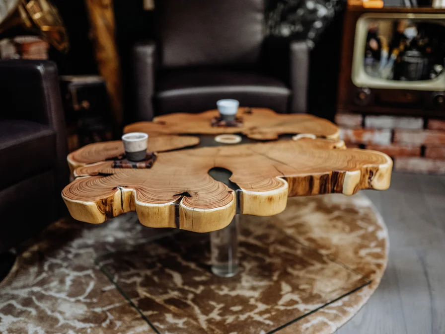 Table basse exclusive avec grain élégant d'un tronc d'arbre et résine époxy de Stammdesign en Robinia.