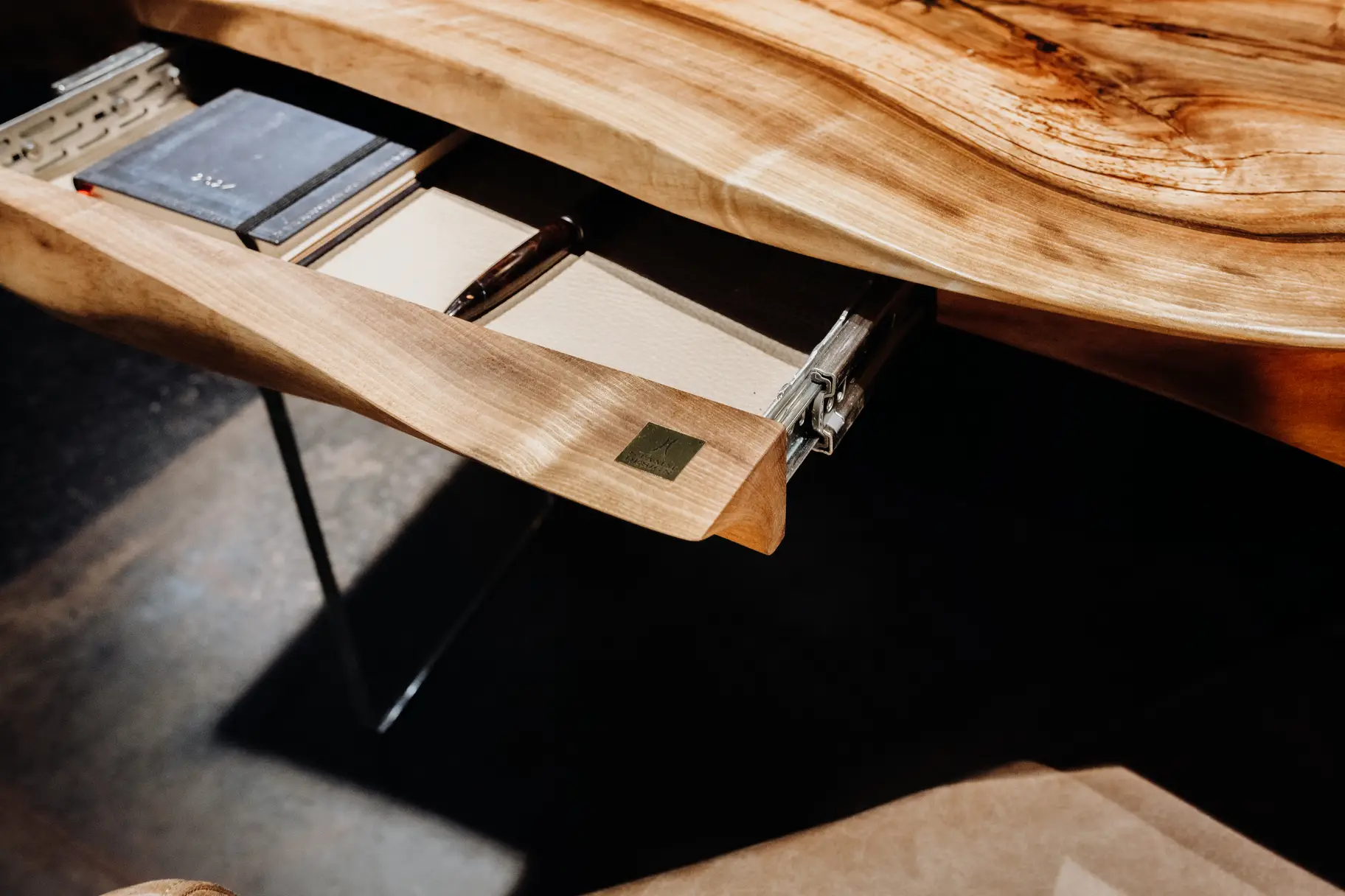 Hochwertiger Schreibtisch aus einem Baumstamm mit Schublade und massiver Tischplatte von Stammdesign aus Nussholz