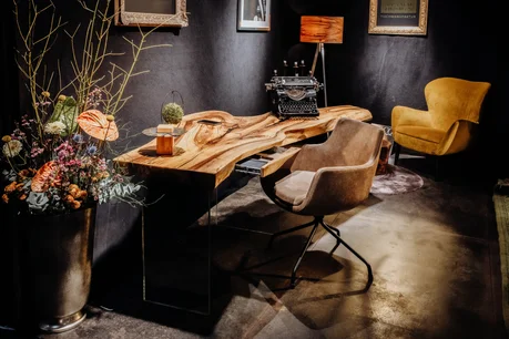 Bureau de haute qualité en tronc d'arbre avec tiroir et plateau en noyer massif de Stammdesign