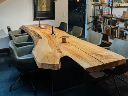 Designer Esstisch aus einem Baumstamm mit eleganter Tischplatte und natürlichen Kanten von Stammdesign aus Esche