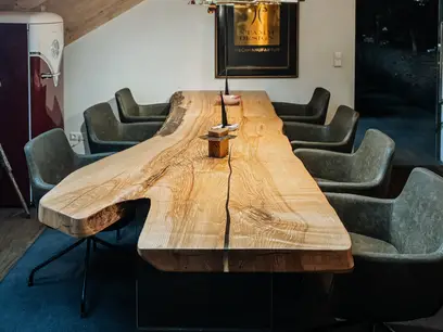 Designer Esstisch aus einem Baumstamm mit eleganter Tischplatte und natürlichen Kanten von Stammdesign aus Esche