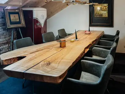 Designer Esstisch aus einem Baumstamm mit eleganter Tischplatte und natürlichen Kanten von Stammdesign aus Esche
