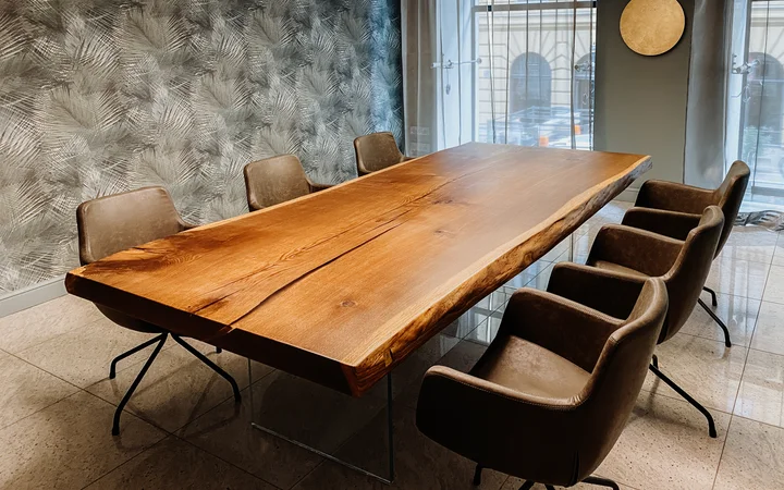 Mesa de diseño moderno con tronco de árbol, patas de vidrio y tapa de madera maciza de roble de Stammdesign.