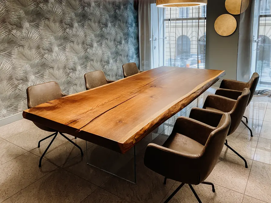 Moderner Designer Baumstammtisch mit Tischbeinen aus Glas und Massivholz-Tischplatte aus Eiche