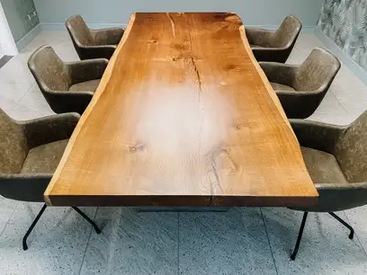 Moderner Designer Baumstammtisch mit Tischbeinen aus Glas und Massivholz-Tischplatte aus Eiche
