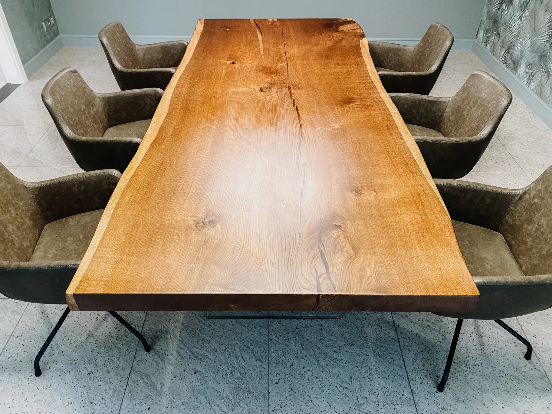 Table moderne designer en tronc d'arbre avec pieds en verre et plateau en bois massif de chêne de Stammdesign.