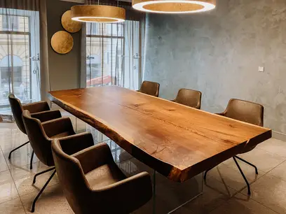 Moderner Designer Baumstammtisch mit Tischbeinen aus Glas und Massivholz-Tischplatte aus Eiche