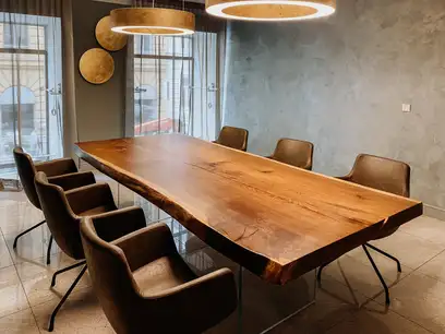 Moderner Designer Baumstammtisch mit Tischbeinen aus Glas und Massivholz-Tischplatte aus Eiche