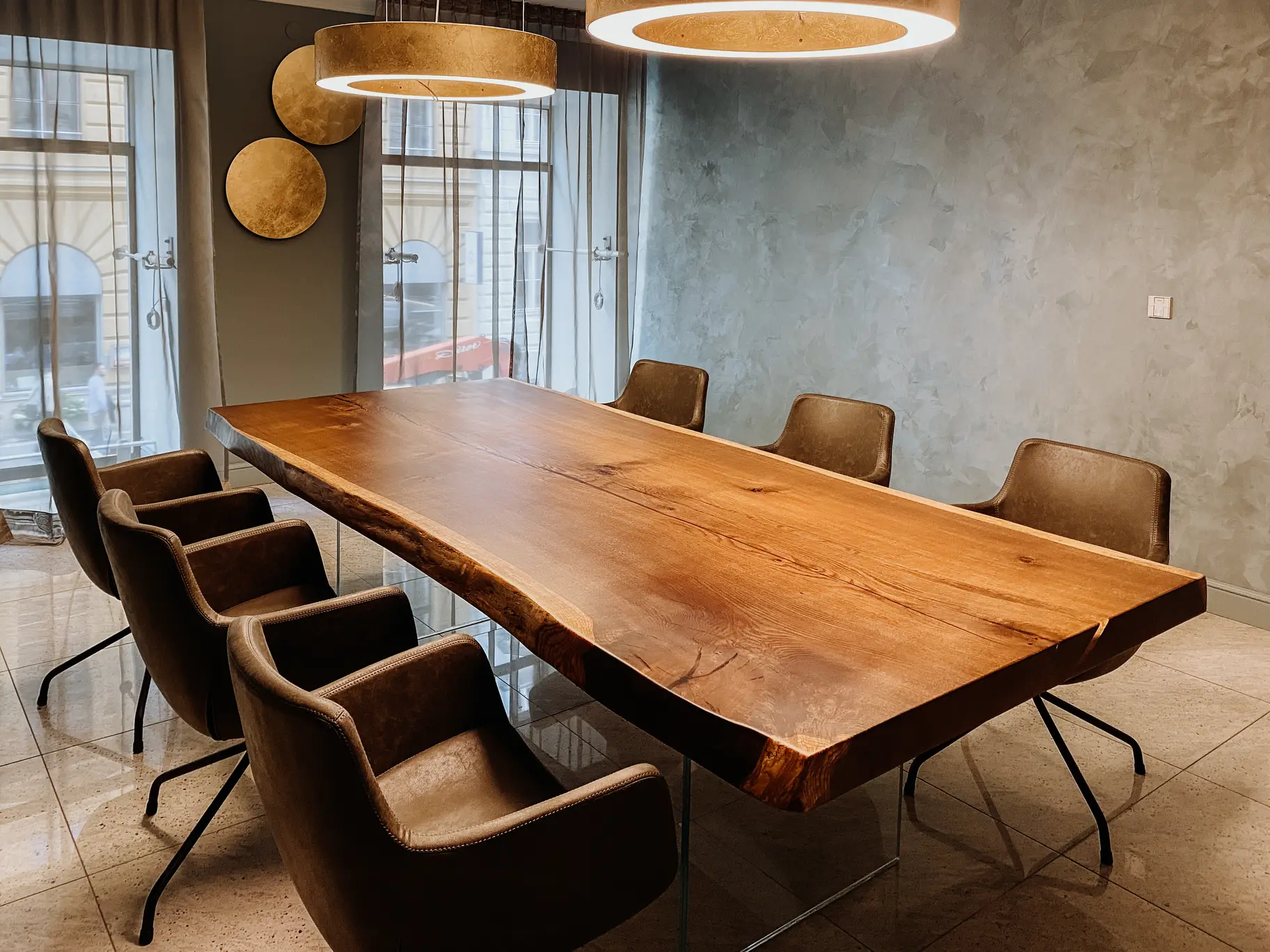 Table moderne designer en tronc d'arbre avec pieds en verre et plateau en bois massif de chêne de Stammdesign.