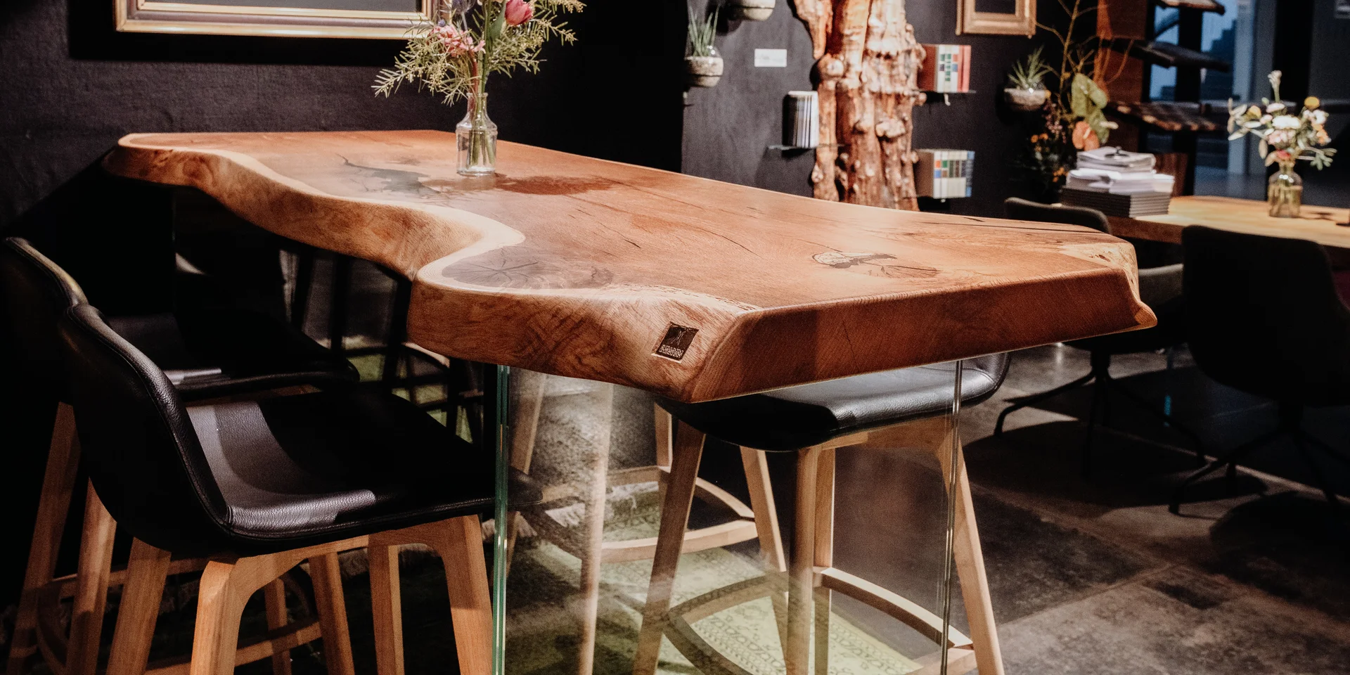 Heavy-duty standing table for hospitality with sturdy glass legs and durable surface by Stammdesign.